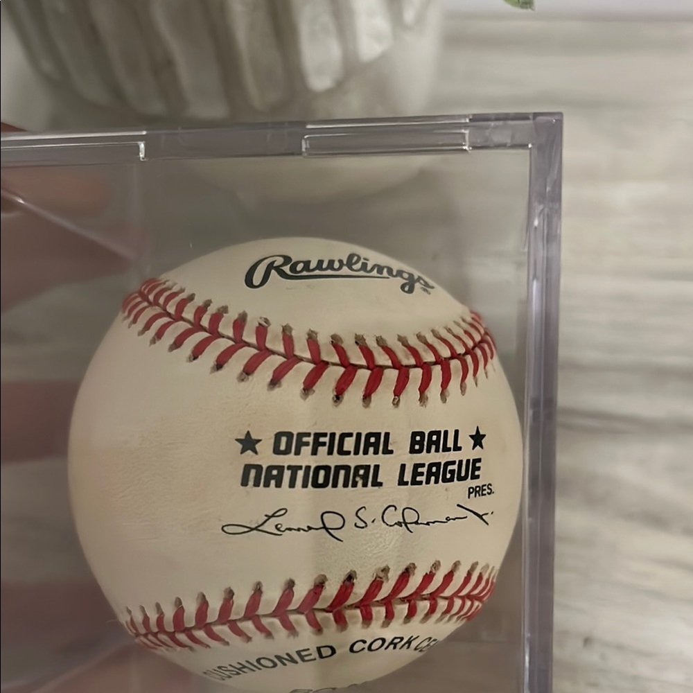 Tommy Lasorda autographed Baseball in case - Picture 3 of 7